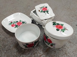 Juego de tocador 4 pcs en porcelana blanca y motivos de rosas | Años 70