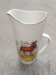 Jarra porcelana blanca con filo dorado y ciervo pintado | 14 x h 24 cm