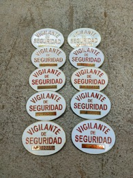 Placas identificadoras VIGILANTE DE SEGURIDAD | Grabadas con numero | 8 x 6 cm