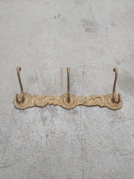 Colgador de pared labrado en latón con 3 perchas | 40 x 12 x h 10 cm