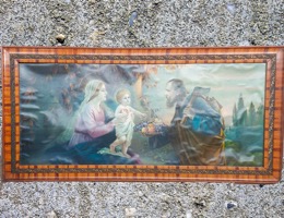 Marco moldurado con metal  y lámina Sagrada Familia con fruta | 133 x 3 x h 65 cm