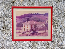 Marco rojo con fotografia chalet años 70 | 50 x 2 x h 40 cm