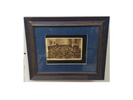 Marco moldurado azul con paspartús y fotografía aula con pupitres | 30,5 x 0,7 x h 25,5 cm