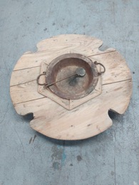 Brasero en soporte madera | ⦵ 94 x h 11 cm