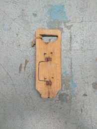 Matraca_Útil de madera con efecto sonoro | 12 x 1 x h 32 cm