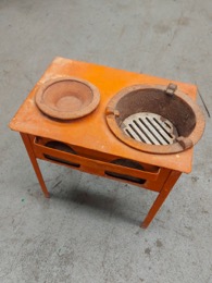 Cocina de hierro fundido con hornillo_ Tamaño infantil | 40 x 29 h 38 cm 