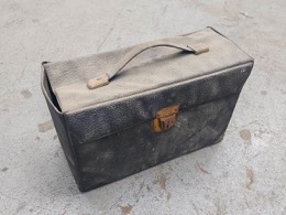 Maletín forrado de polipiel negro | 31 x 12 x h 19 cm