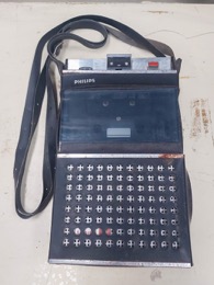 Reproductor grabadora CASSETTE PHILIPS con funda bandolera en piel negra | 12 x 5 x h 20 cm