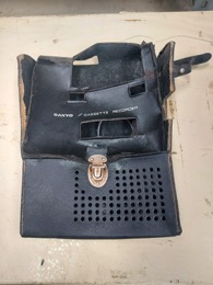 Estuche de piel bandolera para grabadora CASSETTE SANYO | 17 x 24 x 4 cm