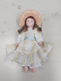 Muñeca pequeña con trenzas y pamela | 7 x 3 x h 14 cm