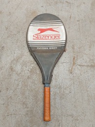Raqueta de tenis frontón SLAZENGER Phanter Series con funda | 25 x 3 x h 68 cm