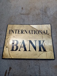 Cartel cartón INTERNATIONAL BANK | 41 x 31 cm