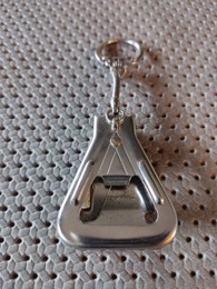 Llavero metálico abrebotella y abrelatas | 3 x 4 cm.