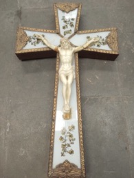 Crucifijo con luz BIDASOA con filigrana de latón y cristo de marmolina | 27 x 4 x h 45 cm 